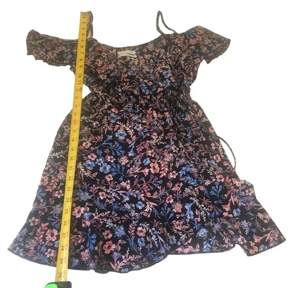Urban Outfitters Cold Shoulder Floral Faux Wrap Romper- Size 0 - Picture 9 of 11